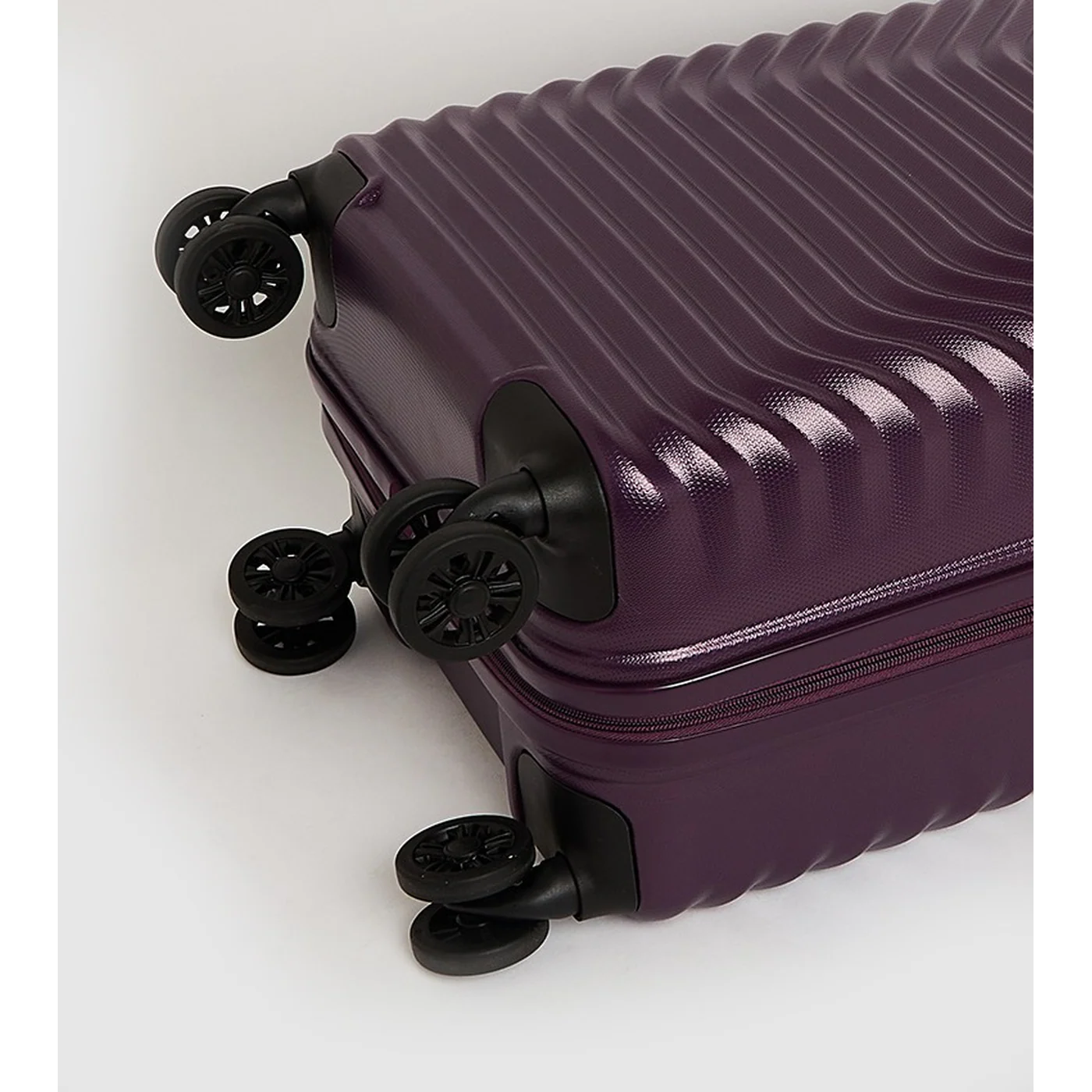 American Tourister Sky Cove Spinner Luggage Set - Image 10