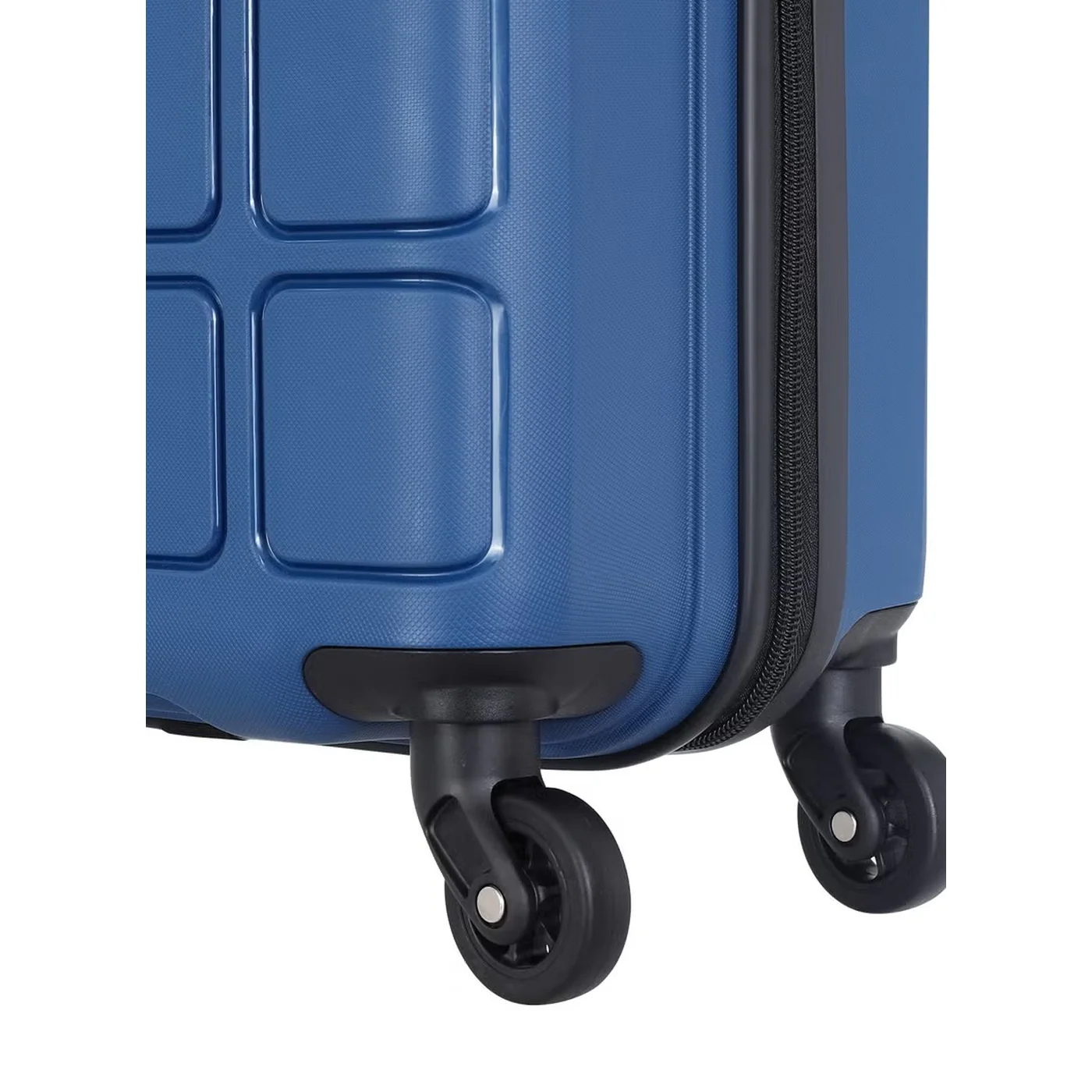 American Tourister Tracker Suitcase Travel Set - Image 11