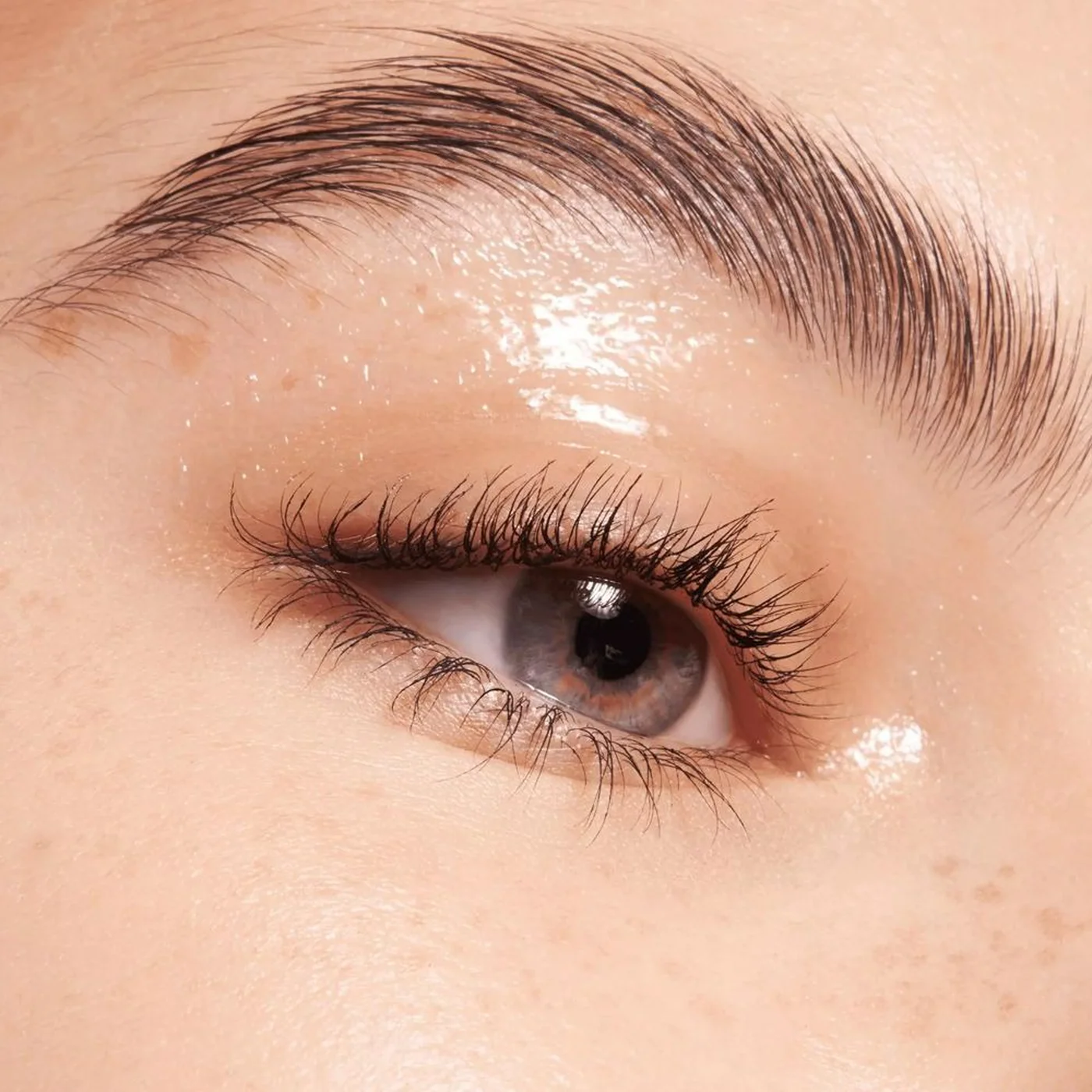 Essence Dewy Eye Gloss Liquid Shadow 01 Crystal Clear - Image 6