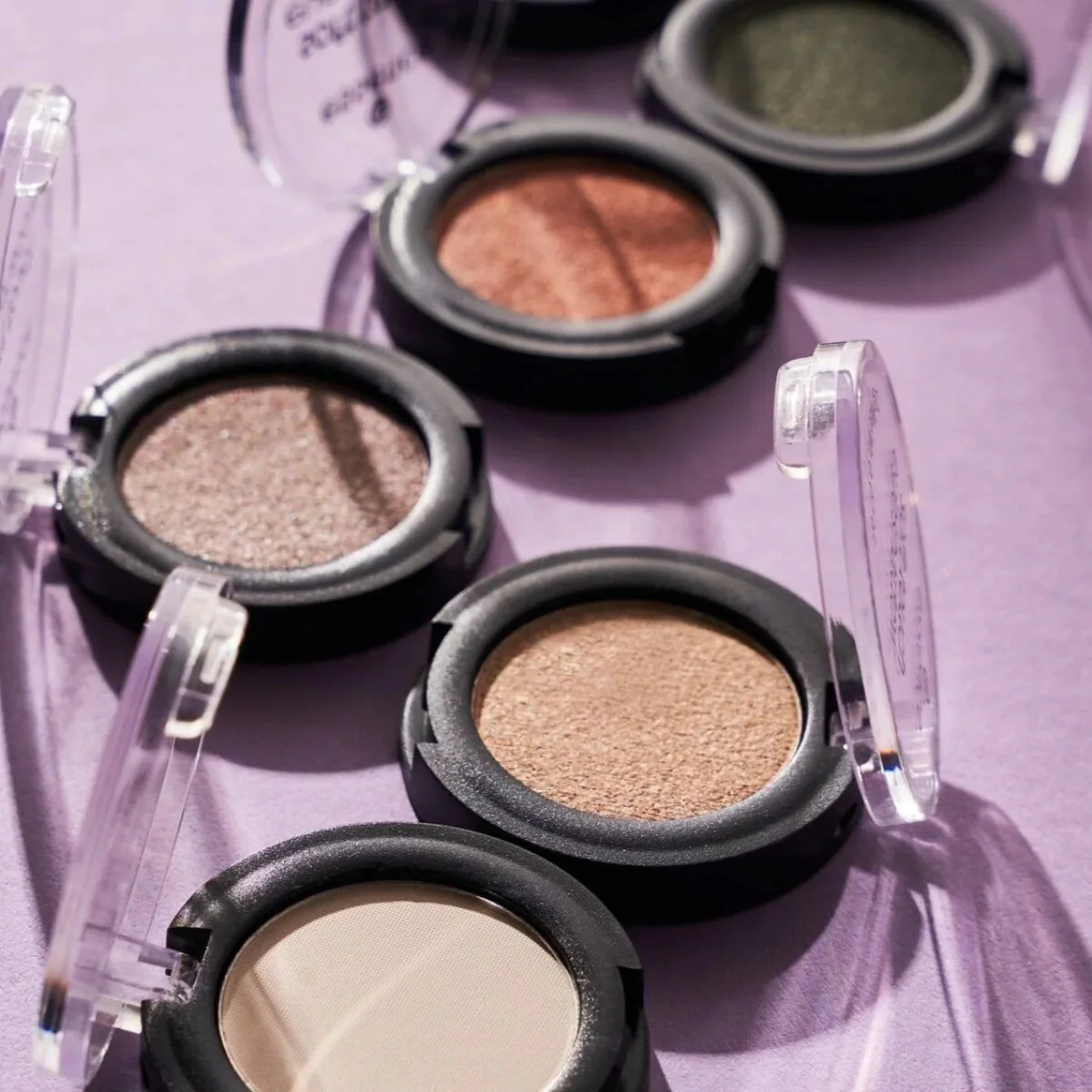 Essence Soft Touch Eyeshadow 06 Pitch Black - Image 5