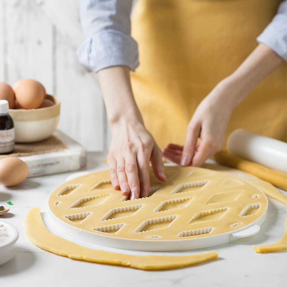 Decora Lattice Crust Cutter Pastry Tool - Image 3