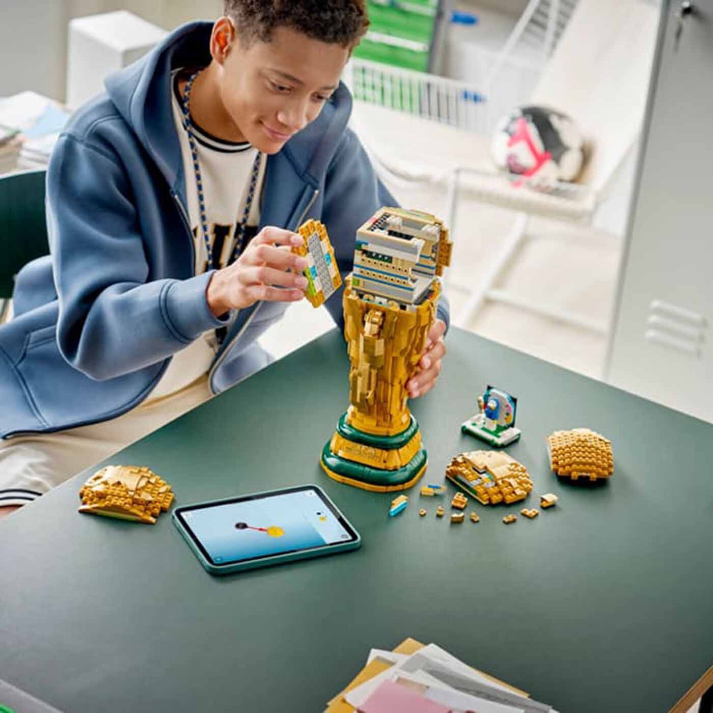 LEGO FIFA World Cup™ Official Trophy - Image 6