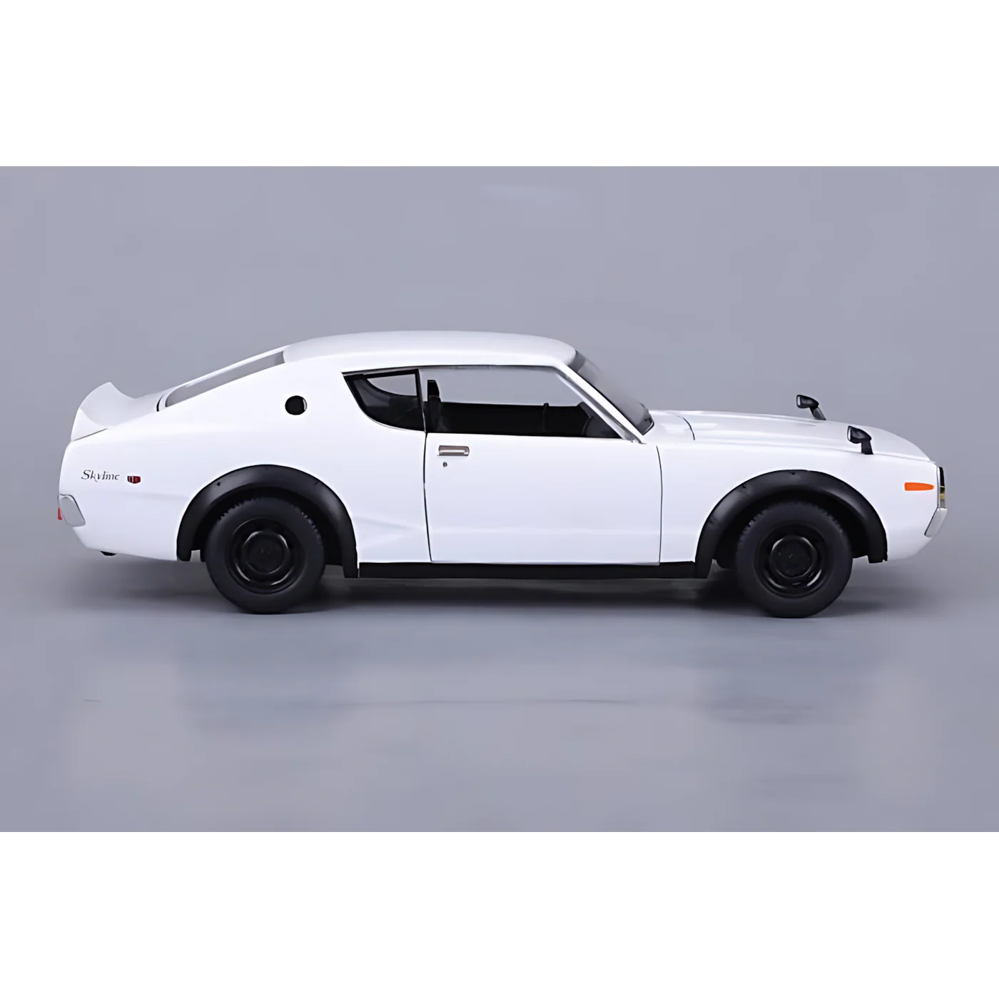 Maisto Burago 1:24 SP. ED. (B) - 1973 Nissan Skyline 2000GT-R (KPGC110) White - Image 6