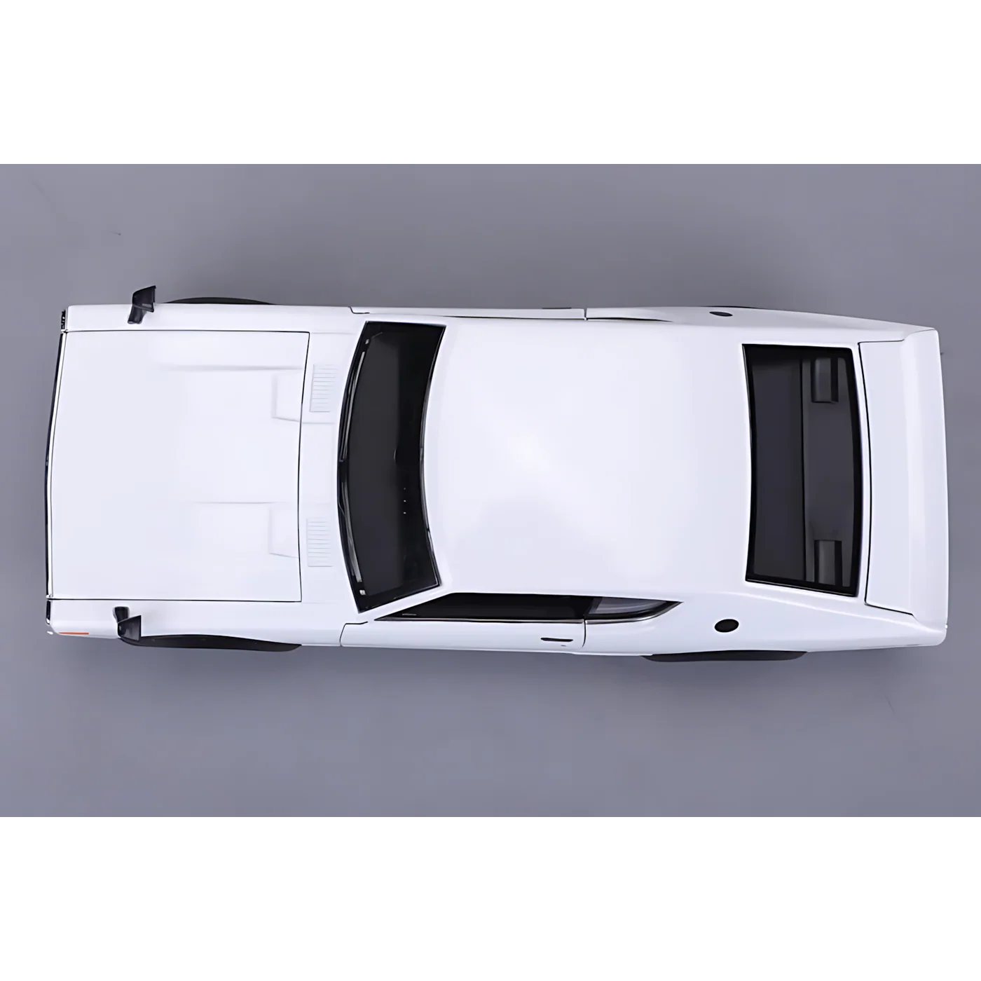 Maisto Burago 1:24 SP. ED. (B) - 1973 Nissan Skyline 2000GT-R (KPGC110) White - Image 7