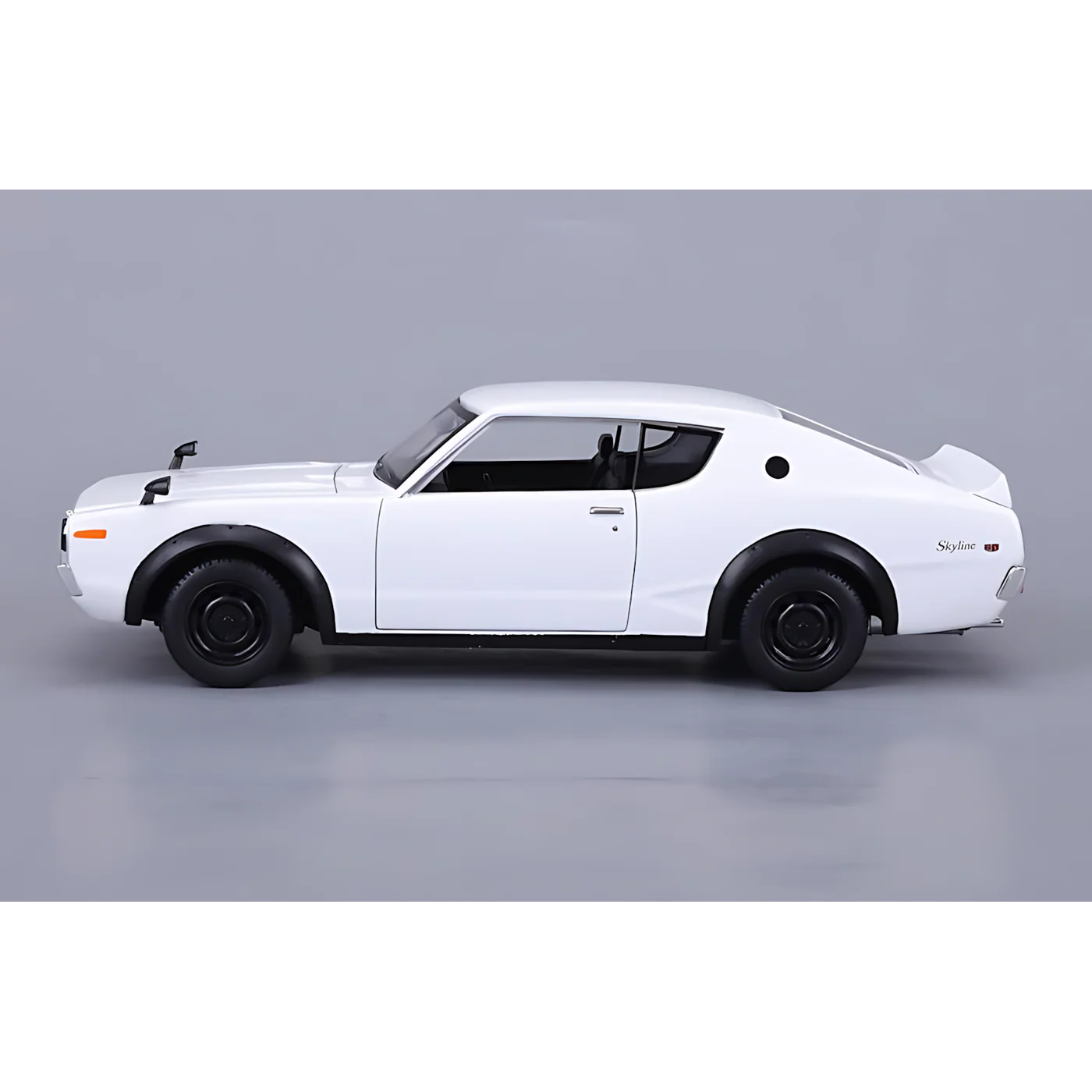 Maisto Burago 1:24 SP. ED. (B) - 1973 Nissan Skyline 2000GT-R (KPGC110) White - Image 8
