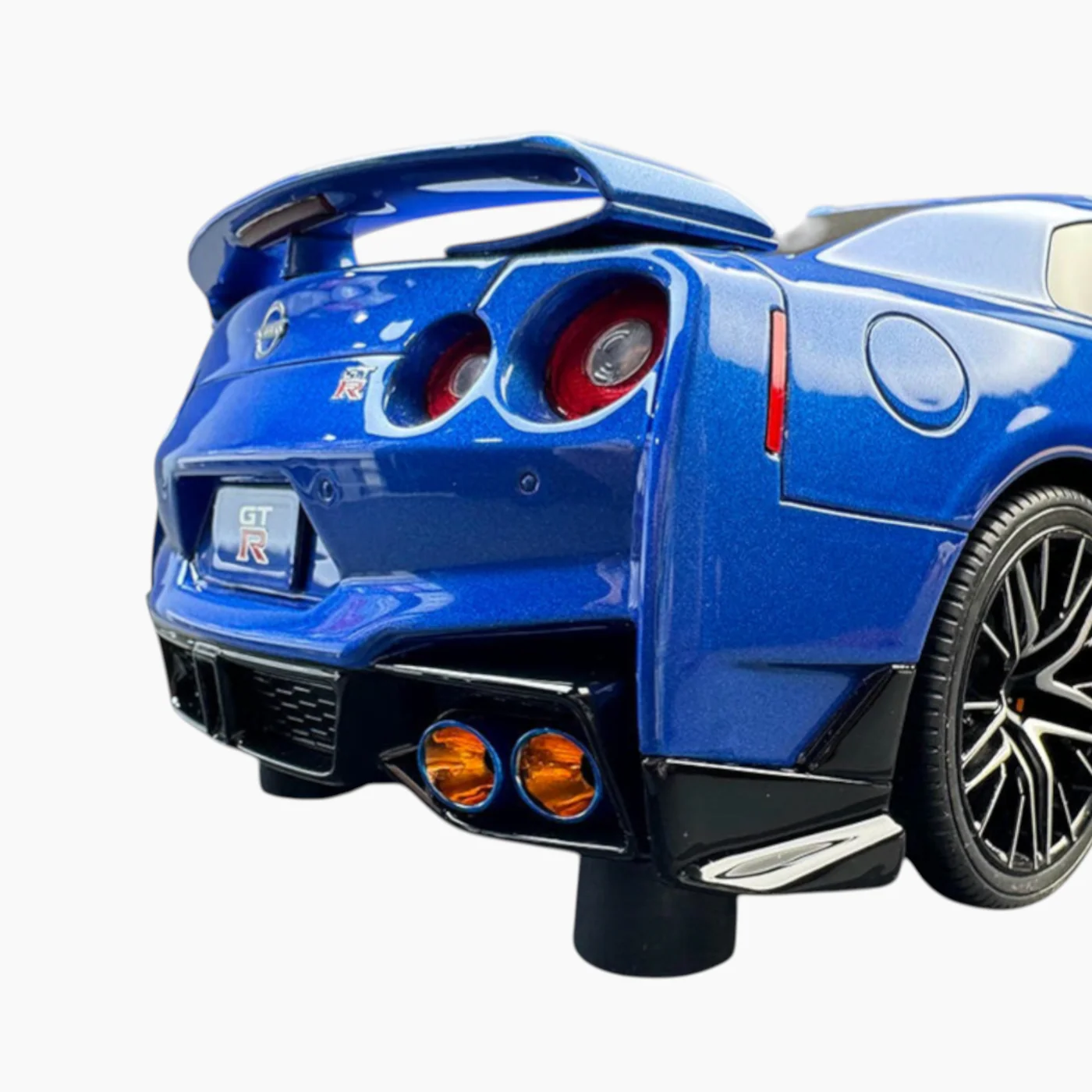 GT-Spirit Nissan GT-R R35 Bue 1:18 Scale Model Car - Image 7