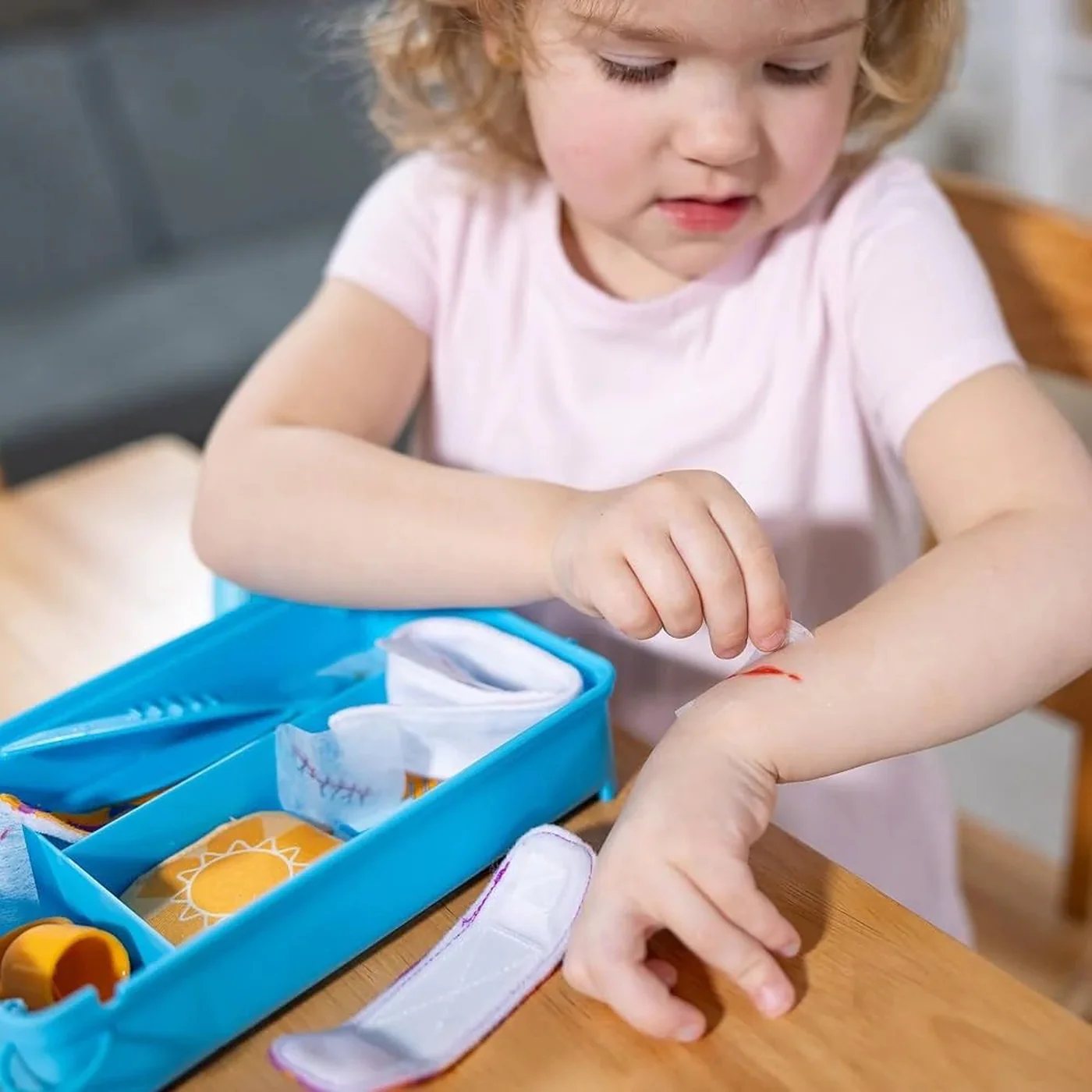 PRETEND PLAY oo-oos & andages Reusale Play Set - Image 4