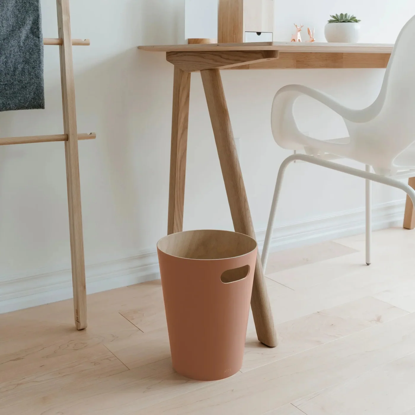 Umbra Woodrow Wastebasket - Image 3